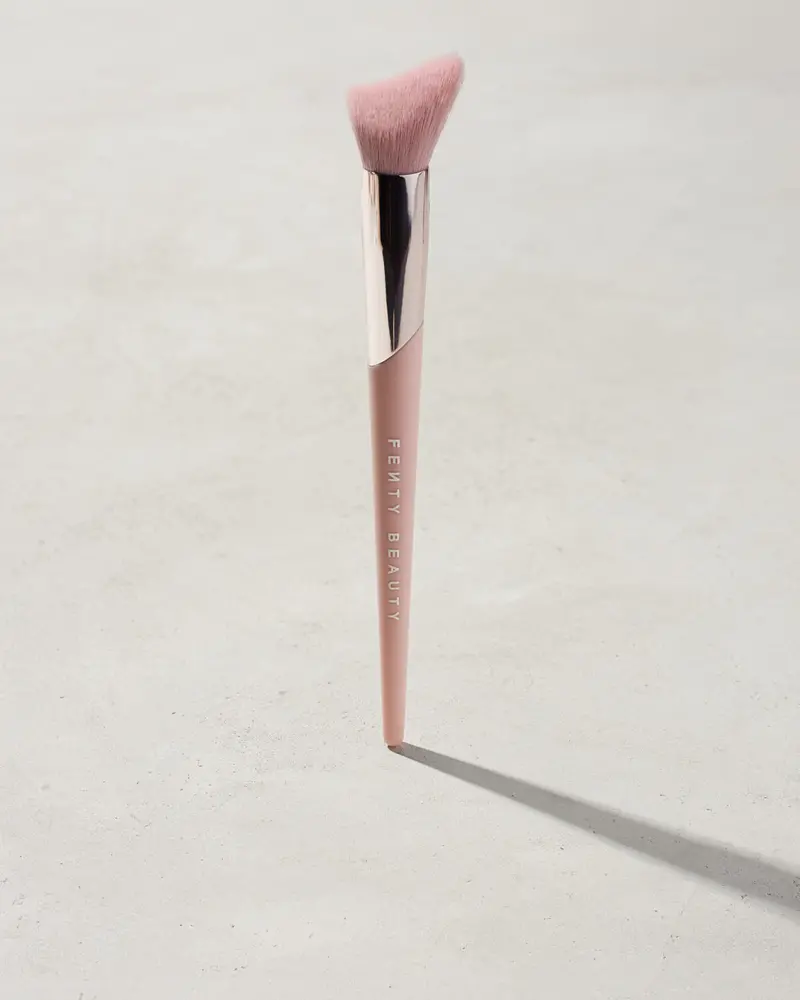 Cheek-Hugging Highlight Brush 120 – Soft, Contour-Conforming Highlighter Brush 1