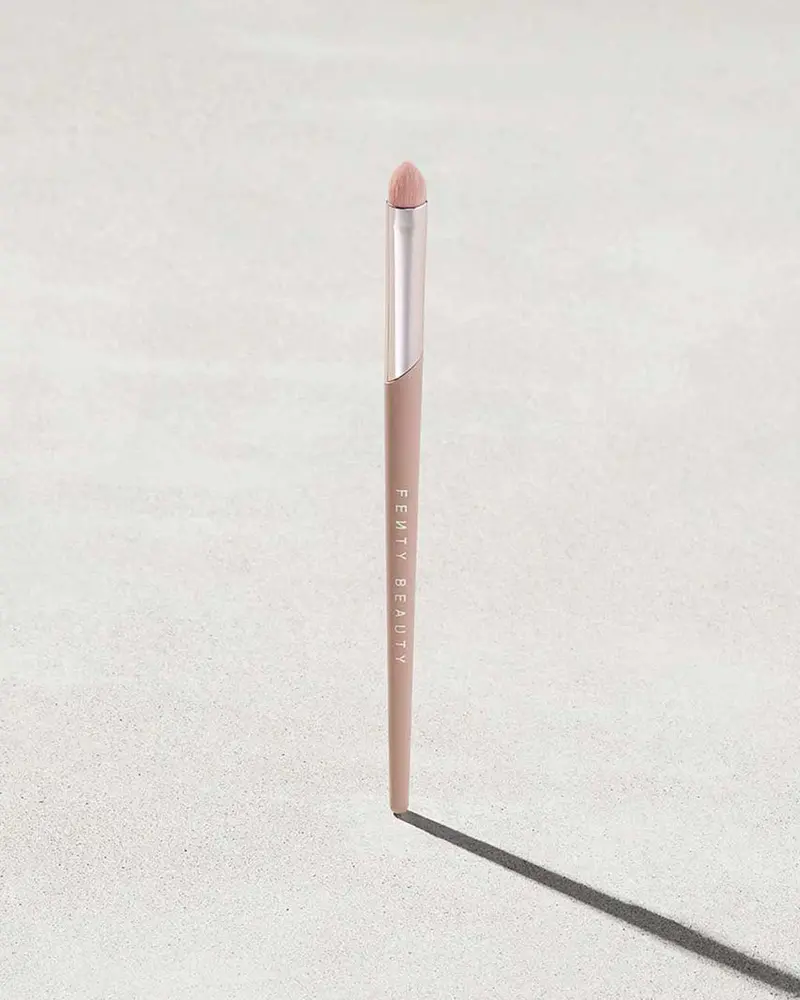 Eyeshadow Definition Brush For Crisp, Controlled Lines 1
