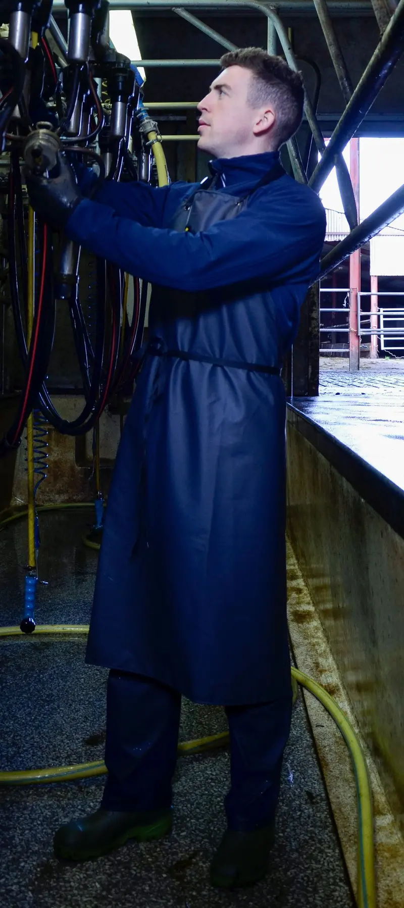 Farmtrak Navy Parlour Apron – Waterproof & Reinforced For Dairy Use 1