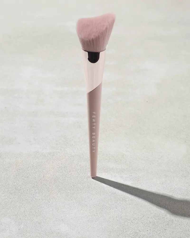 Fenty Beauty Cheek-Hugging Bronzer Brush (190) 1