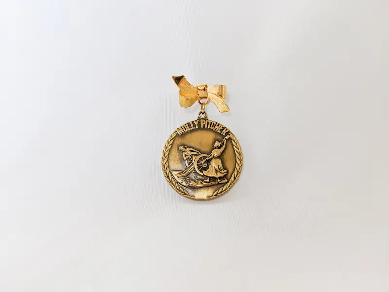 Gold Molly Pitcher Bow Pin – Compact Heritage-Inspired Accessory 1