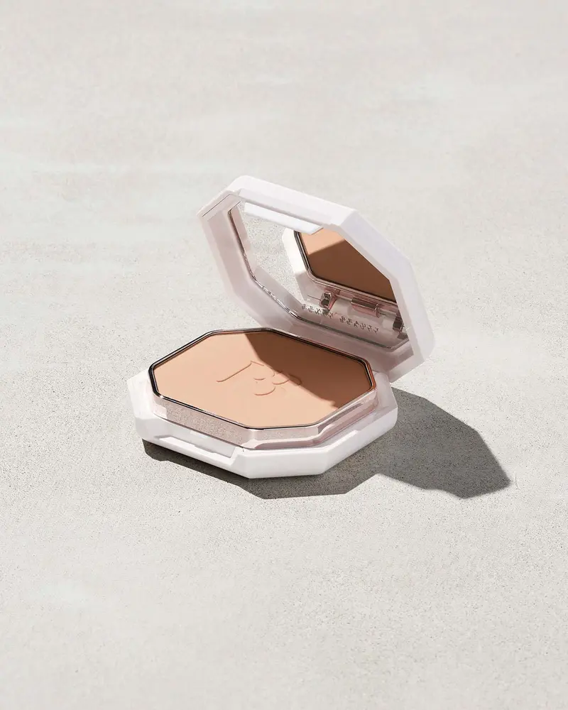Pro Filt’R Soft Matte Powder Foundation – Shade #200 1